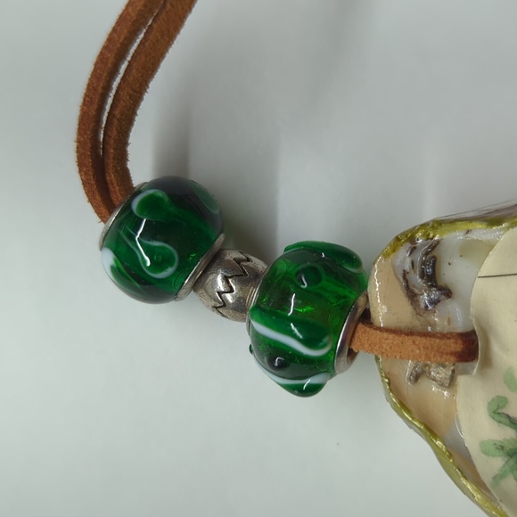 Gardening Handcrafted decoupaged oyster shell leather cord silver/glass beads - Picture 4 of 5